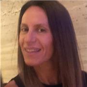 Profesora de inglés imparte clases en todos los niveles